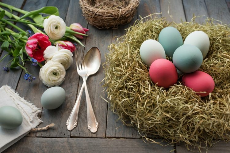 Veľkonočný košík na vonkajšie pohrávanie sa so senom alebo machom na záhradný stôl