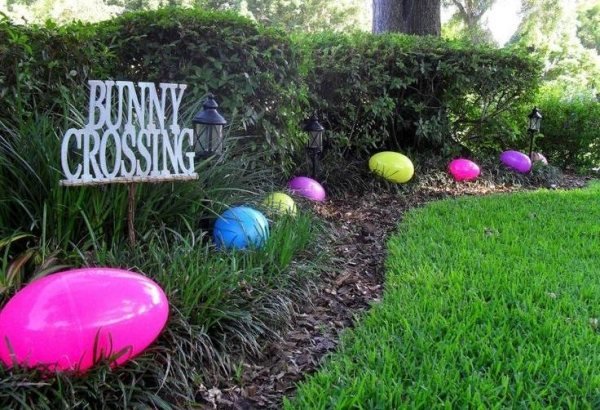 Veľkonočné vajíčka nápady záhrada vyzdobiť vonku-farebné