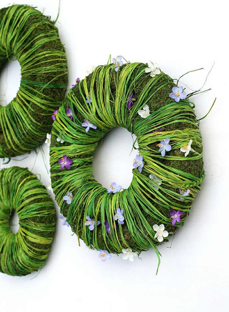 veľkonočné dekorácie-vonku-veniec-zelené-veľkonočné-trávy-umelé-mach-umelé-kvety