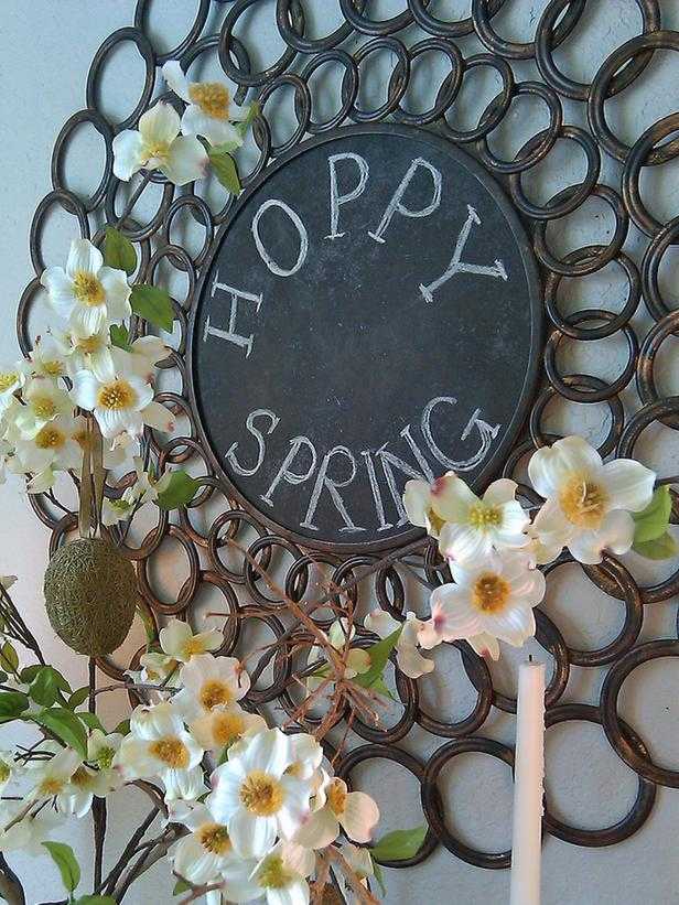 veľkonočné dekorácie nápady zrkadlový nástenný rám tabuľa farba kvitnúce vetvy