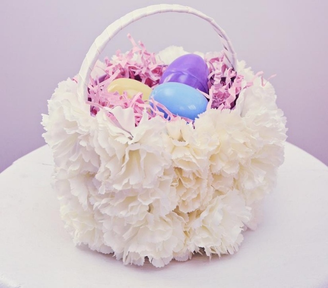 Veľkonočná dekorácia-urob si sám-drotár-nápad-veľkonočný kôš biele klinčeky-vajíčka