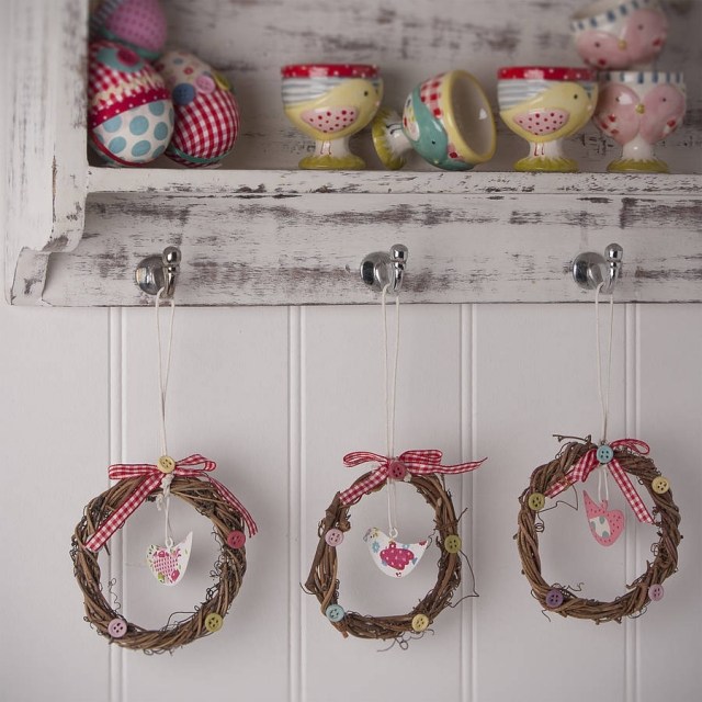 Veľkonočná dekorácia-urob si sám-drotár-nápad-mini vence venčeky gombičky