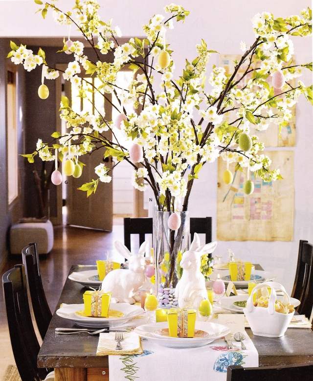 Veľkonočné dekorácie-nápady-stôl-čerešňové ratolesti, sklenená váza-vajíčka-ozdobiť