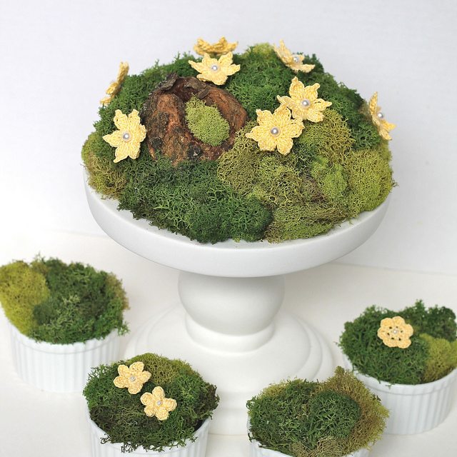 veľkonočné nápady na dekoráciu porcelánový stojan na tortu machové kvety háčkovanie