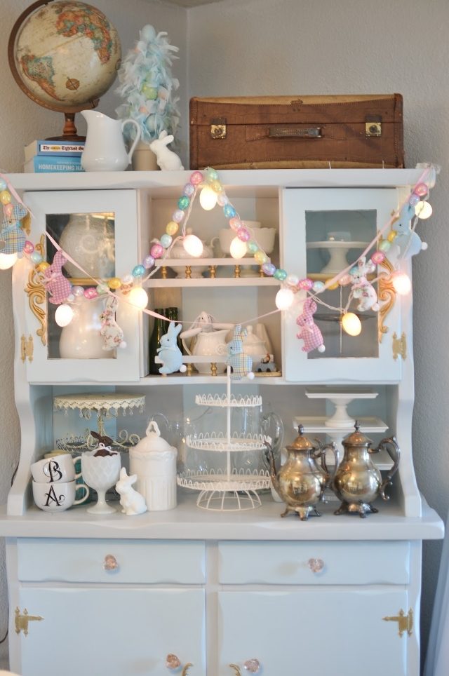 veľkonočné dekorácie nápady bufet veniec vajíčka porcelánová tkanina králiky