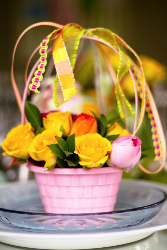 samotná Veľká noc ružový veľkonočný kôš žlté ruže