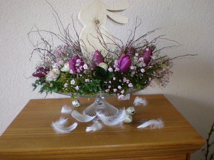 Veľkonočná dekorácia-urob si sám-sklenená torta-stojan-veniec-kvety-úponky-purpurové-tulipány-mdf-zajačik-pierko-komoda