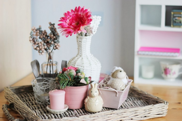 Veľkonočné dekorácie-urob si sám-košík-podnos-aranžmán-ružovo-bielo-sivé-figúrky