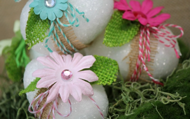 veľkonočné vajíčka-dekorácia-trblietky-kvety-umelé-ľany
