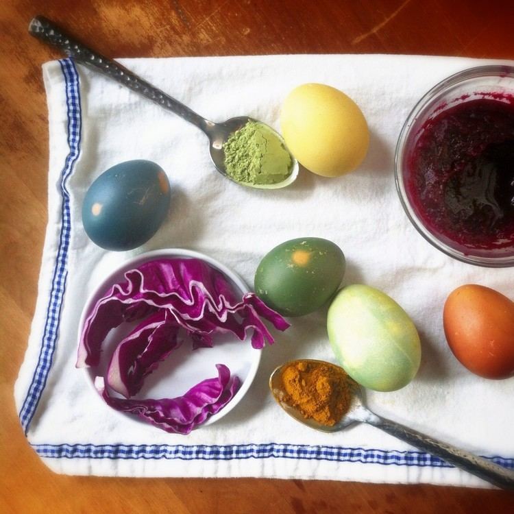 ozdobte veľkonočné vajíčka farebnými prírodnými farbivami