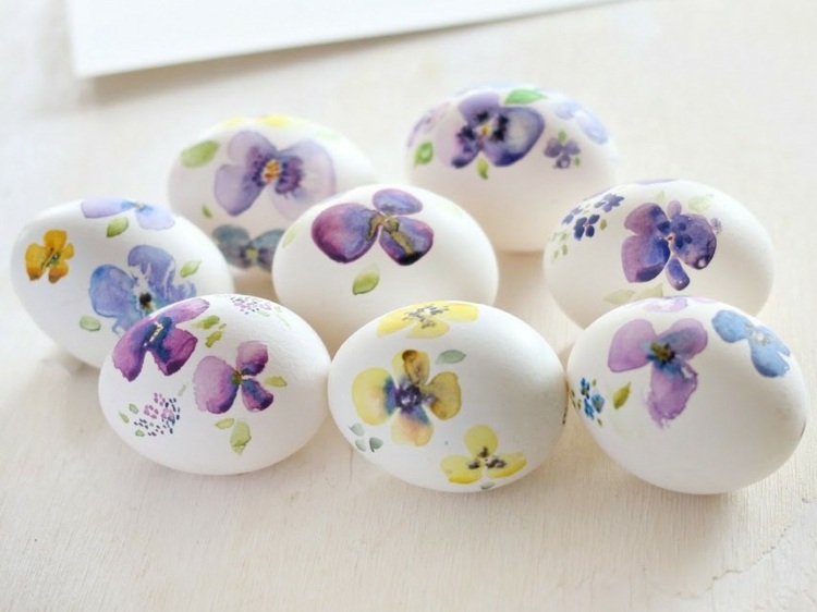 Farbenie veľkonočných vajíčok maceška-purpurovo-modro-žltá-jarná dekorácia