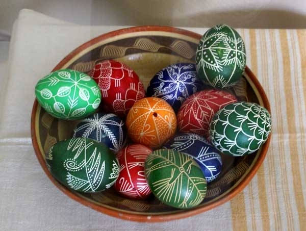 vajíčka maľované voskovými veľkonočnými myšlienkami početné