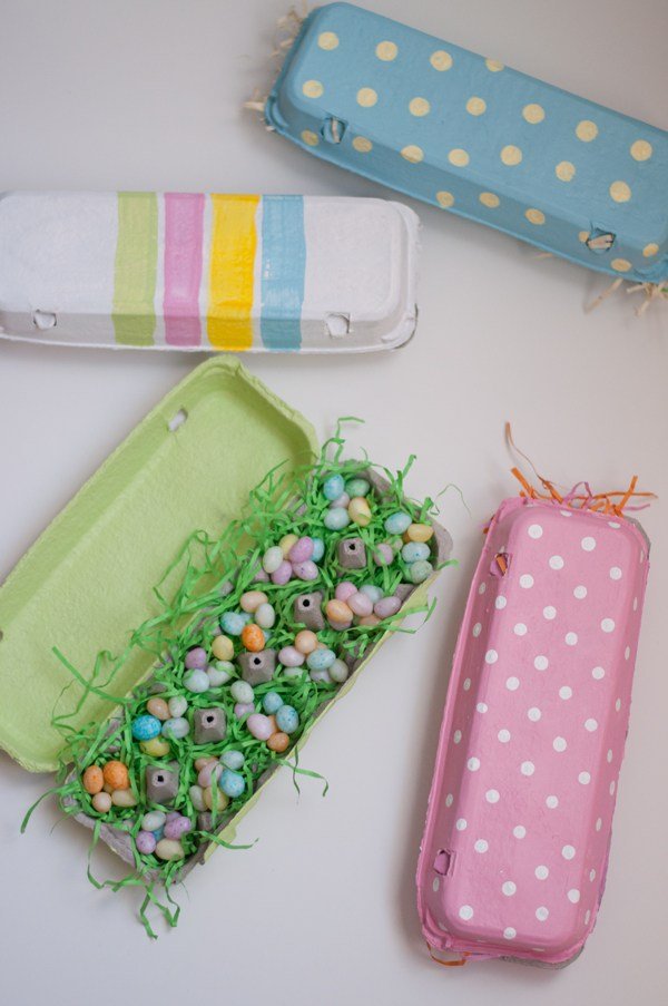 Veľkonočné darčeky, nápady na remeslá, kartóny na vajíčka, maľovanie cukríkov Veľkonočné darčeky, deti vyrábajú škatule na vajíčka, maľujú cukríky