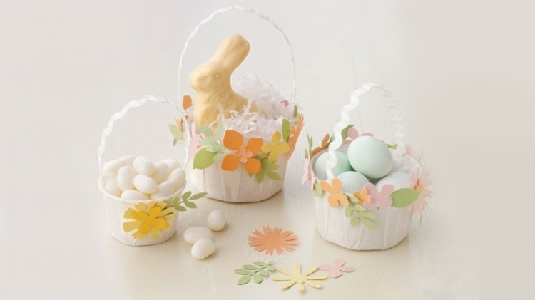 Veľkonočné darčeky s deťmi - krásne veľkonočné košíky vyrobené z papierových kvetov Veľkonočné darčeky s deťmi drotár Veľkonočný košík drotár papierové kvety