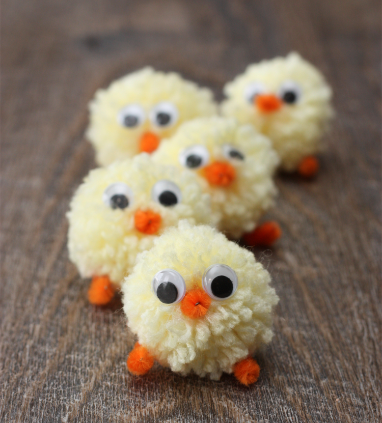 Tieto mláďatá vyrobené z pomponov, googly očí a plyšového drôtu sú ideálne ako veľkonočný darček Veľkonočné darčeky s deťmi drotárske bobky mláďatá deco plyšové drôtené oči