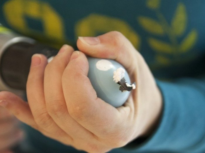 držiak na sviečku z plastovej veľkonočnej vŕtačky a drobného darčeka