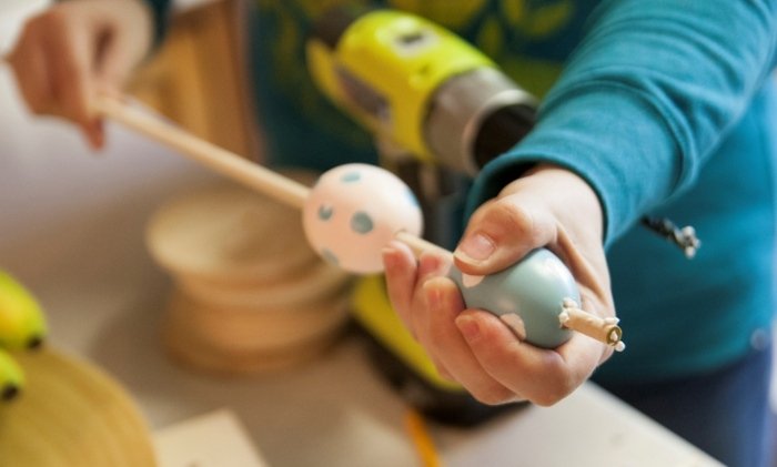 Veľkonočné vajíčka plastová drevená palica svietnik nápad