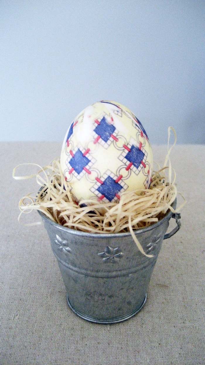 Veľkonočné nápady-2015-moderné-veľkonočné vajíčka-ozdobiť-kovové-vedro-malý-stojan na ľad