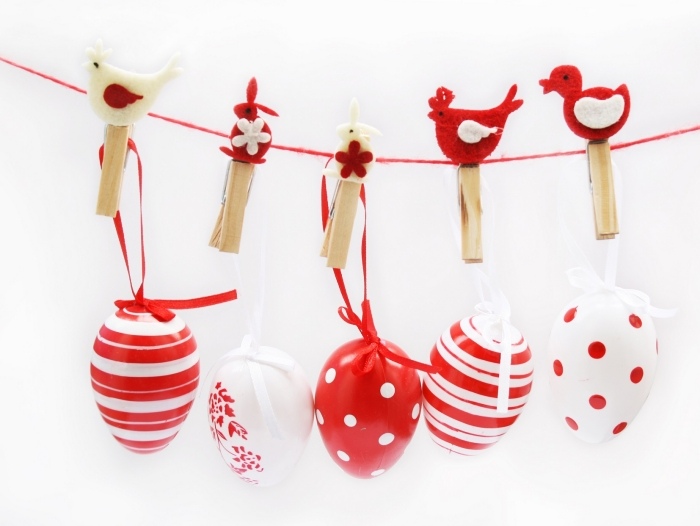 osterideen-2015-červeno-biela-veniec-plast-veľkonočné vajíčka-veľkonočné dekorácie