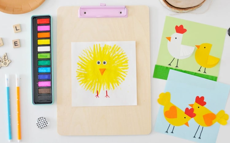 Navrhnite kuriatko s farbami a vidličkou ako motív na veľkonočnú pohľadnicu