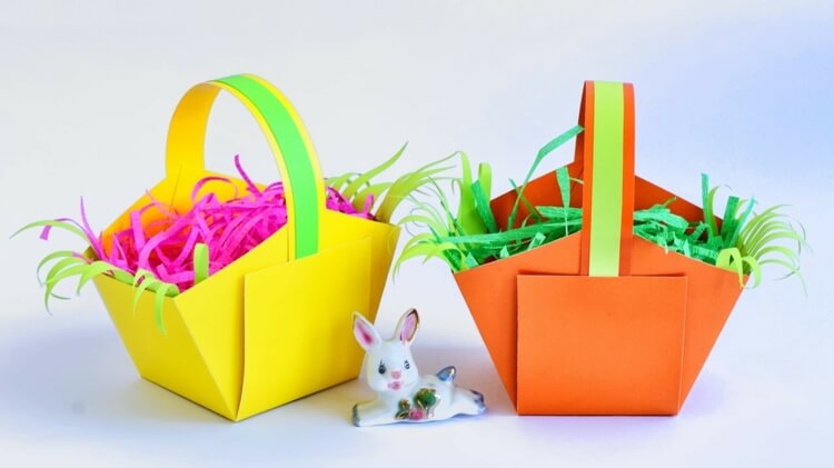 Drotár s farebným papierom na Veľkú noc v jasných farbách - jednoduché a krásne veľkonočné košíky s veľkonočnou trávou