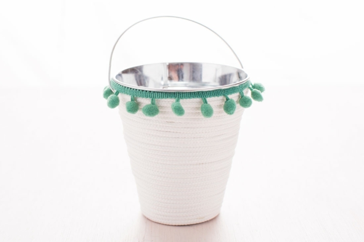 drotár-veľkonočný košík-deti-nápad-jednoducho-bielo-zelená-rúčka