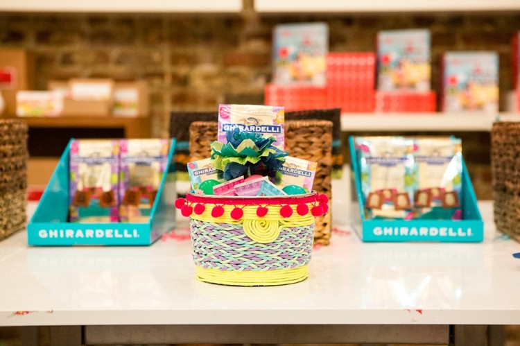 drotár-veľkonočný košík-ozdoba-misa-nápad-červená-bobble stuha