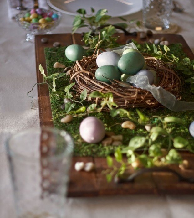 Stôl na vŕbový veniec z vŕbového machu s čerstvou trávou