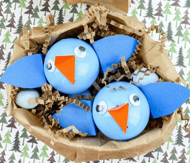 Vyrobte si veľkonočné hniezdo s batoľatami z papierových vrecúšok a s veľkonočnými vajíčkami ako vtáčiky