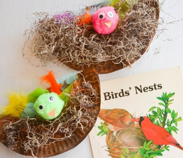 Vyrobte si veľkonočné hniezdo s batoľatami z papierových tanierov, pomponov a machu