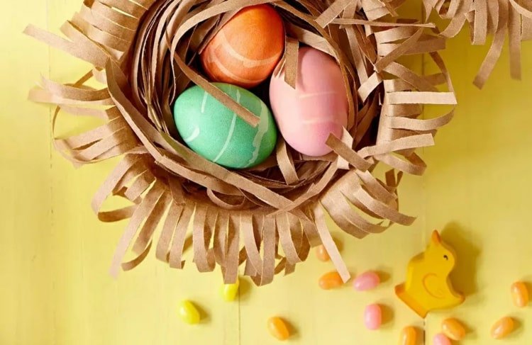 Vyrobte si veľkonočný košík rýchlo a jednoducho s batoľatami z vriec s chlebom a skartovačkou na dokumenty