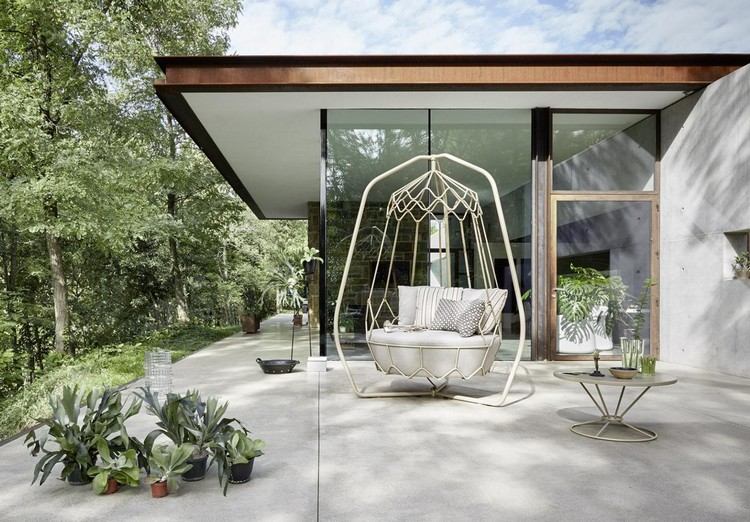 Záhradnú hojdačku Gravity je možné umiestniť kdekoľvek v záhrade Vonkajší záhradný nábytok hojdacia sedačka-béžová-sedací vankúš-gravitačný-ratan