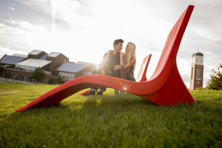 Lenoška v atraktívnej červenej farbe exteriérový nábytok chill lehátko moderná červená farba