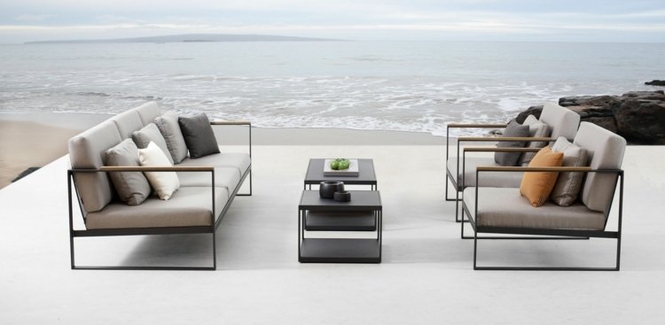 Salónik na sedenie v sivých farbách z kovu a teaku sedací nábytok vonkajšia záhrada ľahké teakové kovové kreslo gaučový stôl