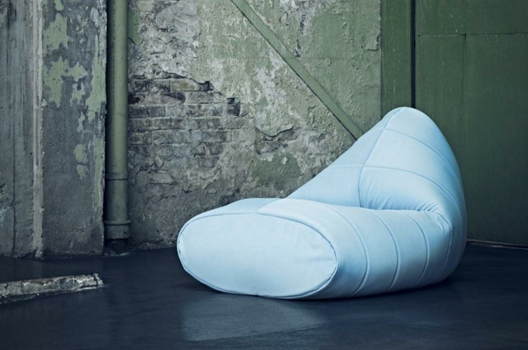 Sedací vak v modrošedej farbe sedací nábytok vonkajší sediaci softline svetlo modrá farba nápad betón