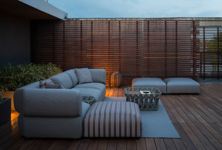 Vonkajšia sedačka Butterfly v sivých odtieňoch a s pruhovanou taburetkou vonkajší sedací nábytok motýľová stolička pruhy konferenčný stolík