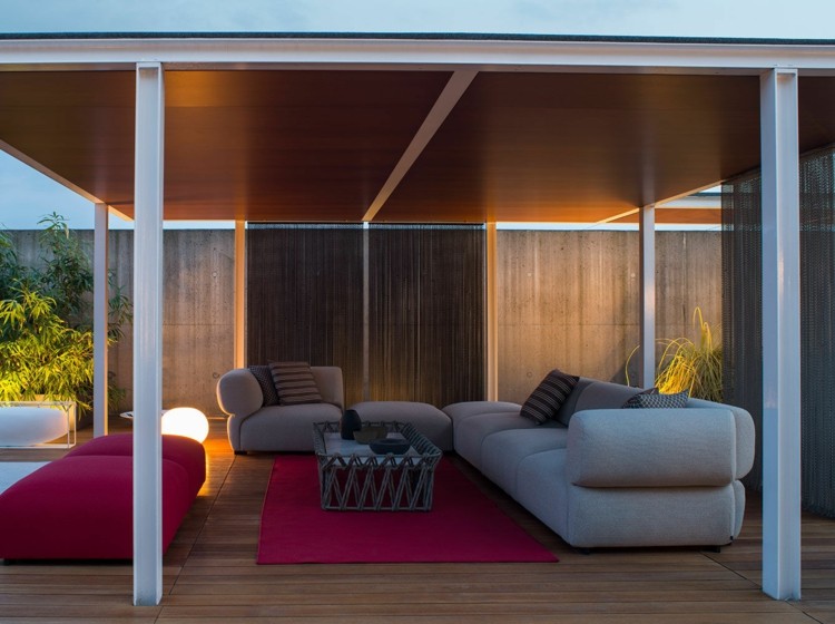 Obývacia sedačka so stoličkou a kobercom vo fuchsii vonkajší sedací nábytok motýľ sivý dizajn fuchsiový koberec