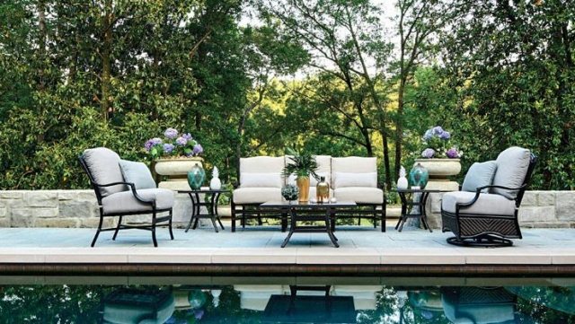 dekorácia vonkajšieho bazénu svetlé farby nábytok dizajn bazénu dekorácia svetlé farby