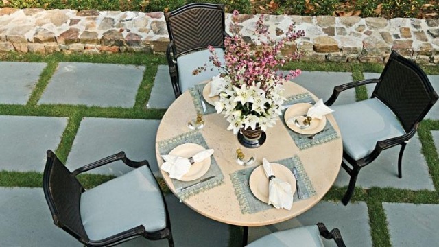 nábytok stôl okrúhleho tvaru útulná svieža dekorácia vonkajší okrúhly stôl útulná svieža dekorácia