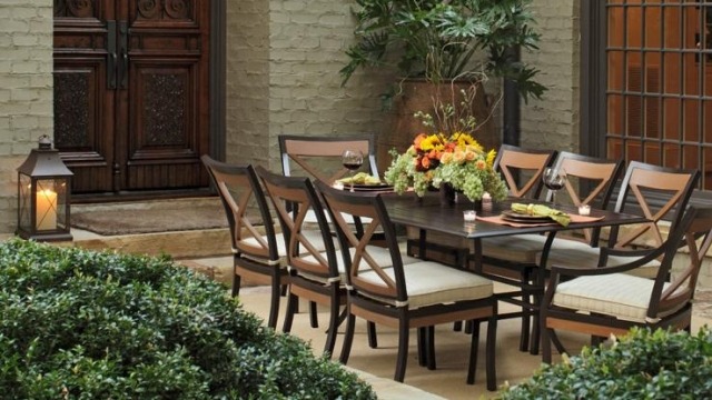 nábytkárske závody železničný kontajner obrovský drevený materiál zelený vonkajšie rastliny železničná nádrž obrovský drevený materiál zelený