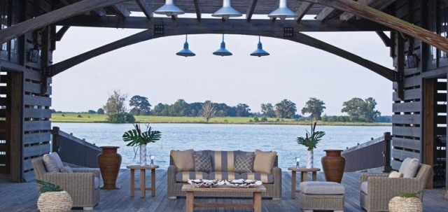 nábytok kreslá pohovka jemné farby závesné žiarovky taburetka vonkajšia sedačka jemné farby závesné žiarovky taburet deko