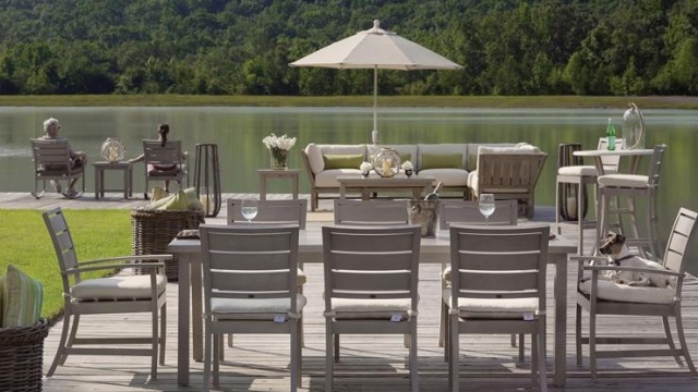 vonkajšie jazero pekný chat slnečník slnečník jedálenský kút pes nábytok jazero žena muž pekný talk slnečník