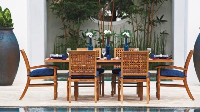 Vytvorte vo vonkajšej oblasti dizajnérske kúsky modrých váz plocha bazéna s nábytkom vytvára dizajnové kúsky modrej farby