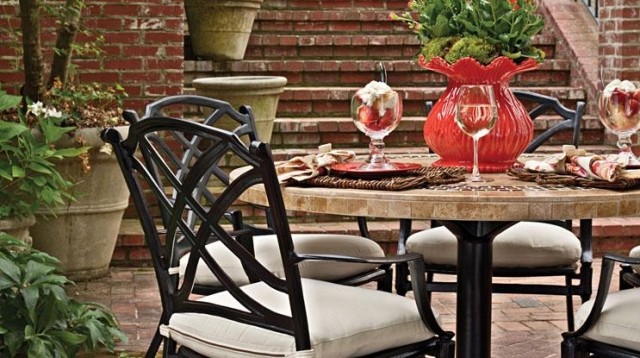 nápady na vonkajší nábytok deco váza červená elegantná váza deco červená elegantné kovové svetlé čalúnenie