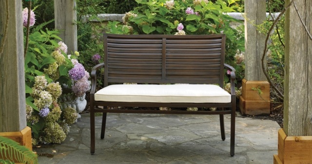 lavica biely vankúš na sedenie kvety dizajn terasy záhradný nábytok drevená lavica biely vankúš na sedenie kvety