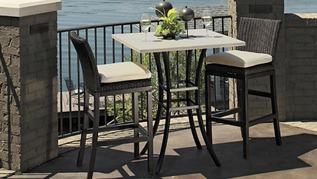 nábytok vysoké stoličky čalúnenie okuliare vínna terasa vonkajšie stoličky čalúnenie poháre nápady na vínnu terasu