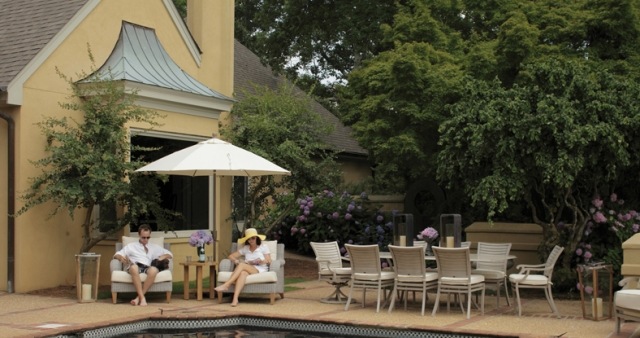 muž čitateľský stôl stôl jedálenský priestor kvety ochrana pred slnkom vonkajší nábytok žena muž čitáreň stôl jedálenský kút