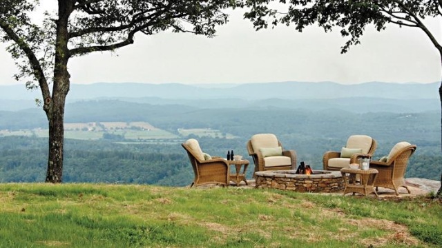 Nábytkový krb vonku v prírode obklopený horami vonku vonku príroda obklopená výhľadom na hory