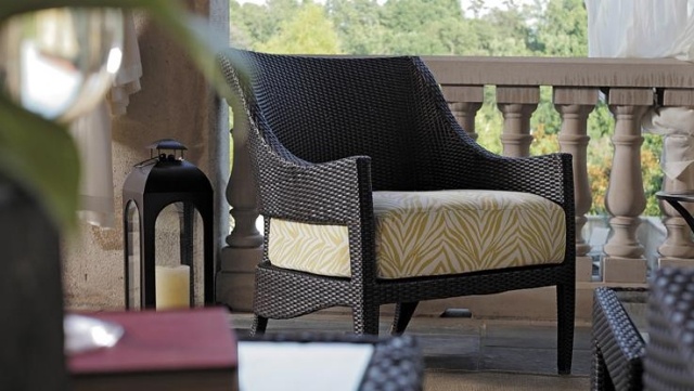 nápady lampa sviečka veľký vankúš vzor terasová stolička nápady na dizajn vonkajšieho nábytku lampiónová sviečka veľký vankúš