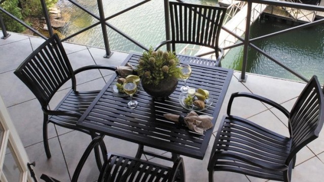 nábytok balkón výhľad čierny kov hranatý tvar vonkajší balkón s výhľadom na čierny kovový štvorcový tvar